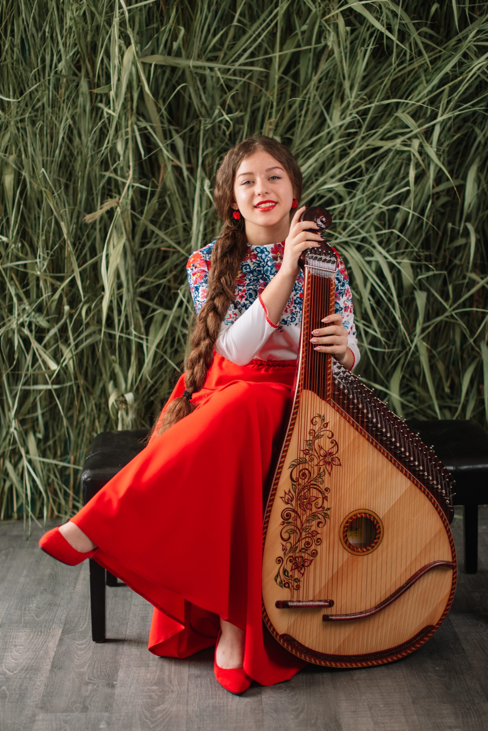БАНДУ́РА – один із найдавніших українських народних інструментів – сьогодні знову дуже популярна, нею захоплюються в Україні і далеко за її межами.