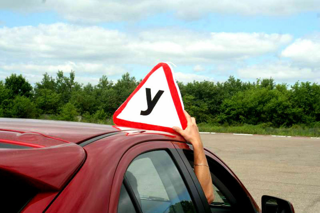 ​​Зміни до Правил дорожнього руху: Кабмін визначив новий знак для навчальних авто